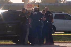 Policías registran un vehículo cerca del lugar donde ocurrió un tiroteo mortal en el suburbio de Angleton en Houston, Texas.