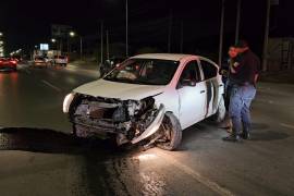 Elementos de la Policía Municipal de Ramos Arizpe acudieron al sitio del accidente para tomar conocimiento de los hechos y abanderar la zona, evitando así un nuevo percance en el área.