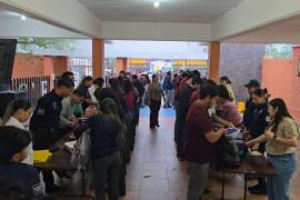 Autoridades implementaron revisión de mochilas en el CBTIS 34 tras la detección de una amenaza de tiroteo en los baños del plantel.