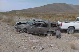La camioneta Ford Explorer quedó fuera de la carretera tras dar varias volteretas.