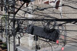 ‘Telarañas’ de cables afean imagen urbana de Saltillo