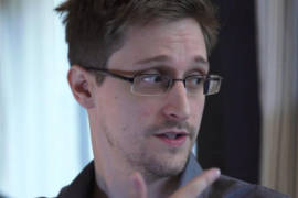 Espiar a periodistas y activistas es un crimen: Snowden