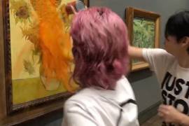 Dos integrantes del colectivo “Just Stop Oil” arrojaron sopa de tomate Heinz a la pintura ‘Sunflowers’ de Vincent Van Gogh de 1888 en la Galería Nacional de Londres.