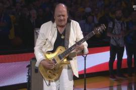 Carlos Santana interpreta el himno de Estados Unidos en las finales de la NBA