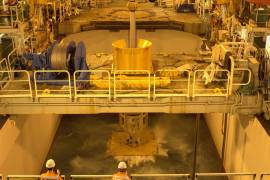 Esta foto muestra un dispositivo minero bajado al lecho marino desde el buque de perforación de aguas profundas Chikyu, frente a Minamitorishima, al sur de Tokio, el 18 de enero de 2026.