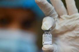 Personal médico trabaja en la actualización de esquemas de vacunación, incluyendo dosis contra hepatitis, influenza, COVID-19 y la triple viral.