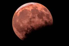 El eclipse lunar total duró aproximadamente una hora y media. La Luna se vio de color rojo/naranja (Luna de Sangre), al reflejar la luz de las salidas y puestas del Sol en la Tierra.