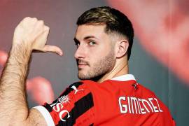 Santiago Giménez se recupera de una lesión que le ha impedido jugar, pero equipos ingleses saben de su potencial y lo quieren en sus filas.