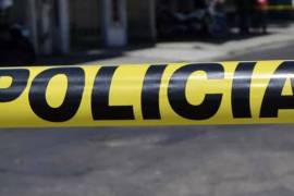 Elementos de la Agencia de Investigación Criminal acudieron a las vías del tren en el ejido San Luis de Gurza tras el reporte del hallazgo de un hombre sin vida.