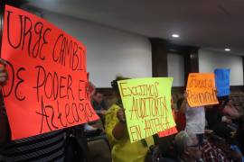 Ejidatarios de Arteaga se manifestaron en el Congreso del Estado para denunciar persecución por parte de la Policía Municipal.