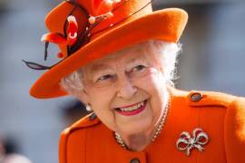 Isabel II celebra sus 69 años en el Trono británico confinada en Windsor