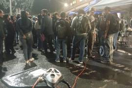 Los alumnos se organizaron para pernoctar en la vialidad mientras esperan la llegada de un representante para retomar el diálogo.