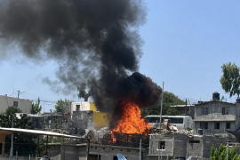 Una densa columna de humo negro fue visible desde distintos puntos mientras el fuego consumía la vivienda.