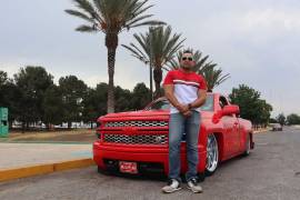 Armando Flores, posando con la Chevrolet Silverado con la que ha logrado destacar en