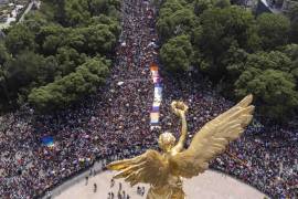 Aspectos de la marcha LGBTTTIQ+ que avanza de la glorieta del Ángel de la Independencia rumbo al Zócalo de la Ciudad de México.