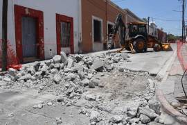 Trabajos de mejora vial en la calle General Cepeda, centro de Saltillo, causan cierres temporales y desvíos de tráfico.