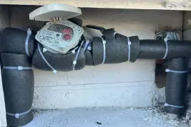 El aislamiento adecuado de tuberías ayuda a prevenir rupturas por bajas temperaturas.