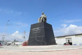 La estatua “El mono sentado”, homenaje a Vito Alessio Robles en Saltillo.