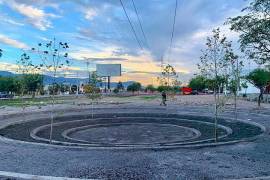 Jardín de lluvia en la colonia Brisas Poniente de Saltillo, diseñado para captar e infiltrar agua pluvial y recargar los mantos freáticos, un modelo que busca replicarse en Nuevo León.