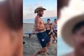 Surge nuevo video de 'Cabecita' Rodríguez... en la playa, bebiendo alcohol y con ropa del Cruz Azul