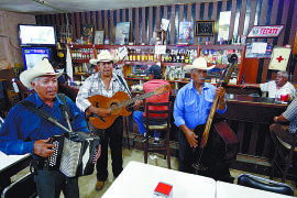 En una cantina de Saltillo le cantan a Lupe Tijerina