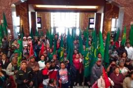 Zapatistas invaden Bellas Artes para protestar por cuadro del caudillo en tacones