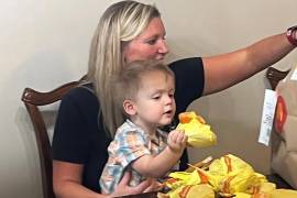 Kelsey Golden y su hijo, Barrett, de 2 años, con su orden de 31 hamburguesas con queso de DoorDash.