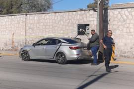 El vehículo quedó detenido sobre la avenida López Mateos tras la emergencia.