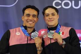 Osmar Olvera y Juan Celaya celebran la medalla de plata obtenida en la Copa del Mundo de Clavados 2026 en Montreal, resultado que les dio pase a la Súper Final en Beijing.