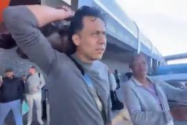 Con maleta en mano y seguido por medios, el exfuncionario caminó hacia la salida de la terminal aérea en medio de abucheos