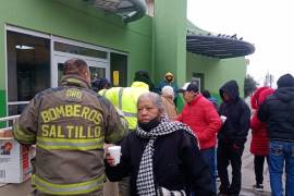 Vulcanos recorren las inmediaciones de la Clínica 70 del IMSS para llevar un poco de alivio y calor humano a las familias que esperan noticias de sus seres queridos.