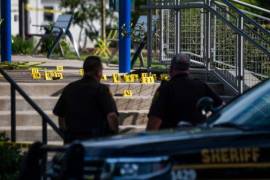 Los padres acudieron rápidamente a la escuela tras escuchar noticias de un ataque armado, mientras la policía estableció un cordón de seguridad alrededor de la escuela.