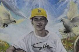 El espacio dedicado a Chris en su barrio natal se ha convertido en un altar donde la comunidad coloca veladoras y flores.