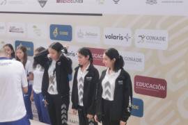 Andrea Torres, Bárbara Martínez y Karla Sánchez recibiendo sus medallas en la premiación.