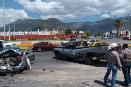 La camioneta se estacionó de manera momentánea en el semáforo del bulevar Teodoro Dávila Esquivel, pero otro vehículo no mantuvo la distancia de seguridad.