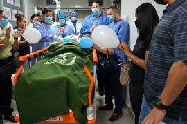 Familiares y personal de salud participaron en el último recorrido del donador antes de ingresar al área quirúrgica.