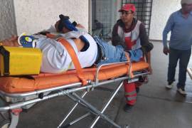 Paramédicos de Cruz Roja trasladaron a la clínica 6 del IMSS, mientras que otros dos pasajeros permanecieron en el lugar con lesiones menores.