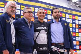 La remoción de Miguel Mejía Barón y Eduardo Saracho (en los extremos) causó sorpresa en el ambiente futbolístico mexicano.