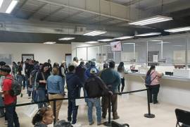 Contribuyentes realizan trámites de derechos vehiculares en Piedras Negras para participar en el sorteo estatal.