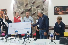 El Patronato de la Feria de la Uva 2026 destinó a la Cruz Roja Mexicana Delegación Parras el 40% de lo obtenido por este concepto y entregó simbólicamente 93 mil 678 pesos.