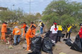 Voluntarios y personal municipal retiran desechos acumulados en distintos puntos de Villas Universidad.