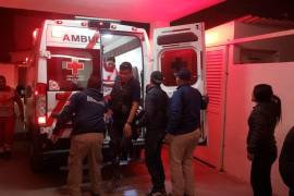 Oficial herido es atendido por paramédicos tras la violenta riña en la carretera General Cepeda