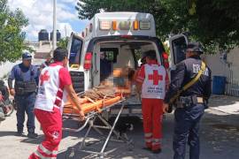 La ambulancia trasladó a Irene Guadalupe N., de 20 años, a la Clínica 6 del IMSS para atención médica.