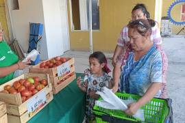Ofrecen productos básicos a bajo costo para las familias.