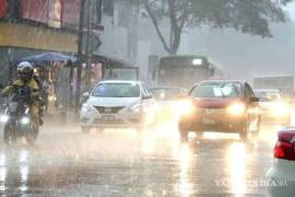 Pese a debilitarse, las fuertes lluvias no cesarán hoy y mañana en el resto del país.