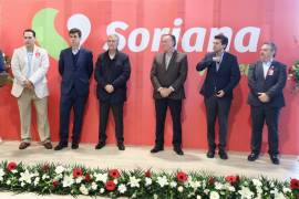 El alcalde José María Fraustro Siller felicitó a los directivos de Soriana por la reapertura de la tienda que está ubicada en Abasolo y LEA.