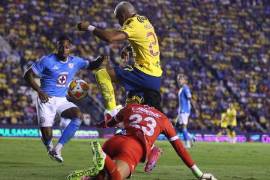 La jugada que encendió todo llegó al minuto 66: Kevin Mier, arquero de La Máquina, soltó el balón en el área y, en su intento por recuperarlo, terminó golpeando a Rodrigo Aguirre. ¡Penal!