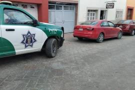 La camioneta del municipio se impactó contra el vehículo estacionado y una pared en la calle Treviño.