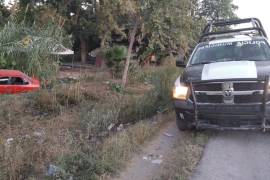 El Chevrolet responsable del accidente terminó dentro de una acequia en una huerta cercana.