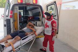 Paramédicos de la Cruz Roja acudieron a una vivienda de la zona centro para brindar atención de emergencia al lesionado, quien posteriormente fue trasladado a un centro médico para su valoración.